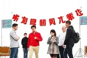 赛事主舞台全景，计时屏与裁判席并排入镜