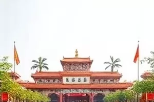 后台走廊两名工作人员低声交谈，墙上是节目单