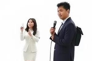 屏幕截图对比，字幕与人物的口型存在错位