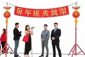 雨夜赛场看台，观众举着手机灯等待投票结果