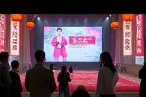 候场区走廊，选手靠在墙边调整耳返
